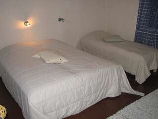 Отели типа «постель и завтрак» Mulikan HillTon B&B Pääjärvi Семейный номер с общей ванной комнатой-1